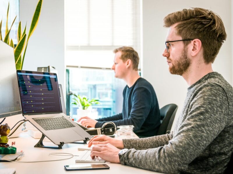 Best posture for sitting at a desk – Top 8 tips